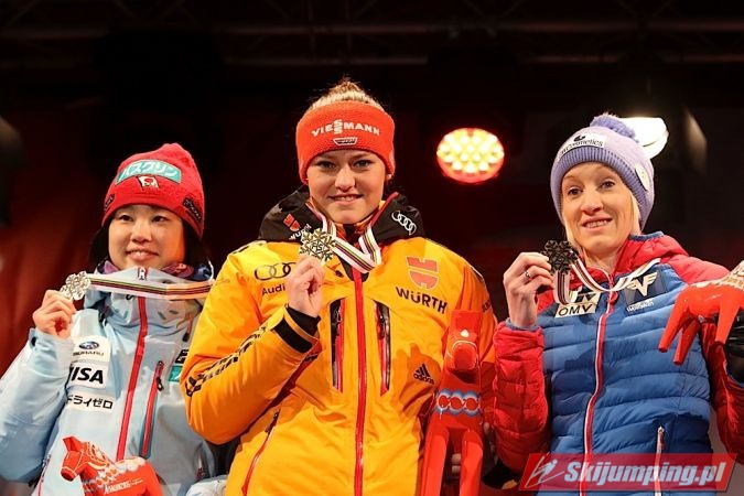 075 Yuki Ito, Daniela Iraschko-Stolz, Carina Vogt
